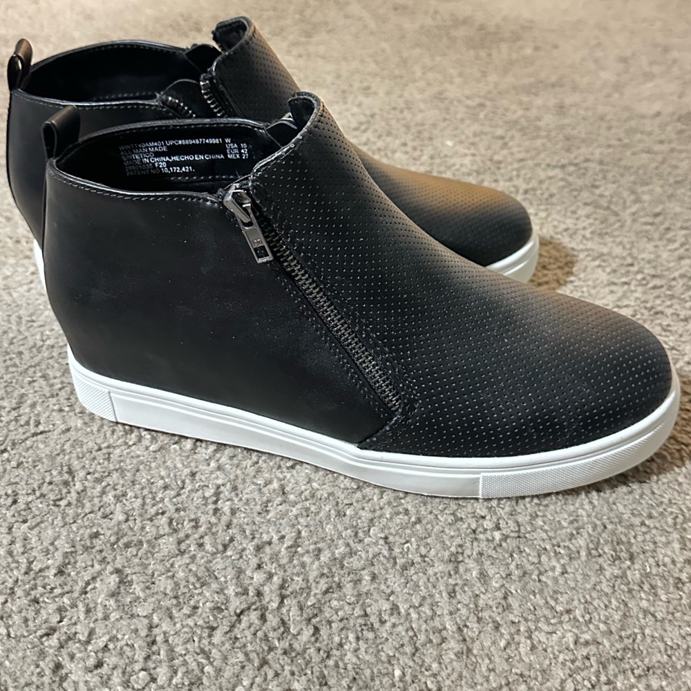 Time and Tru heeled sneaker